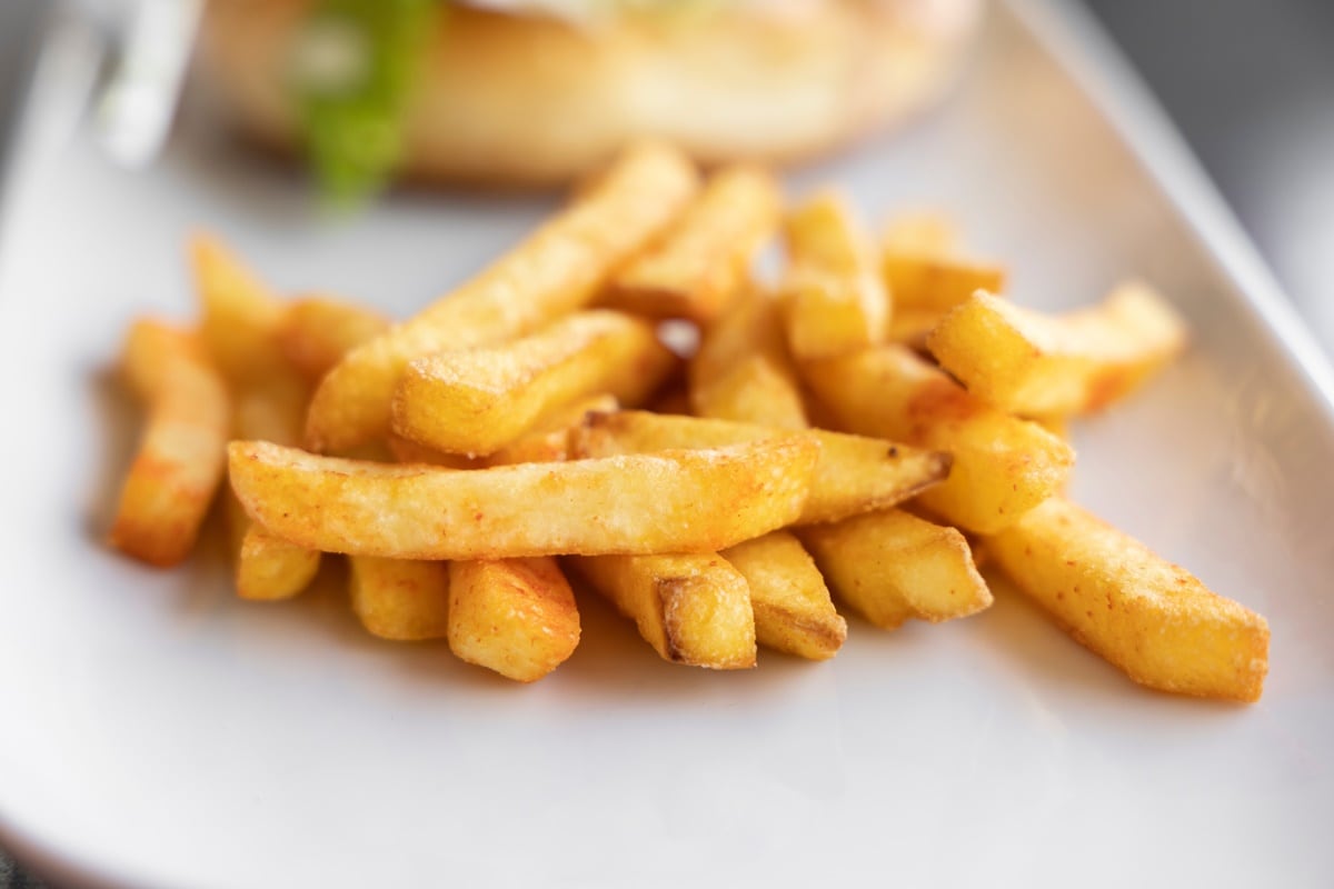 El clásico acompañamiento que conquistó al mundo tiene su día especial. Essen comparte una receta práctica para disfrutar de papas fritas doradas y crocantes en casa.