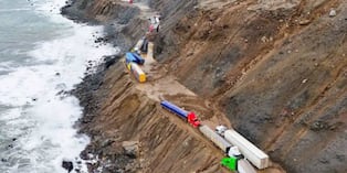 Pasajeros y transportistas quedaron atrapados en la Panamericana Sur tras bloqueo por huaico y deslizamientos de rocas en Arequipa. Foto: Andina.