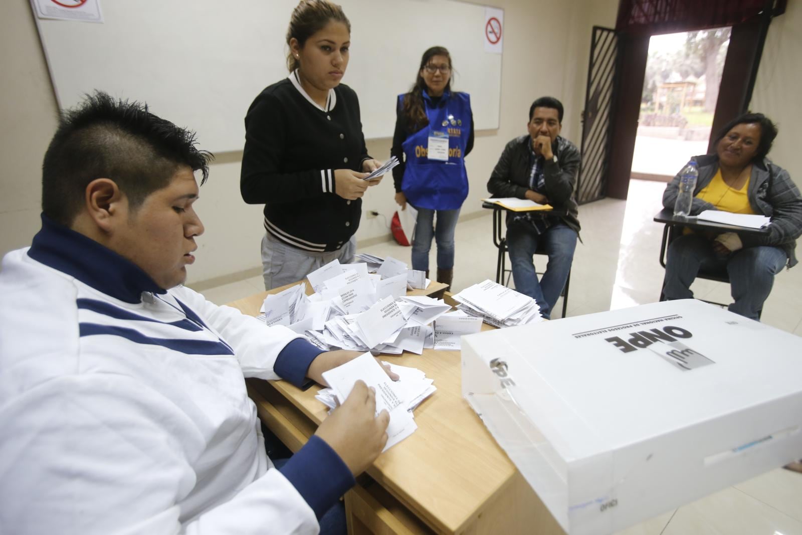 Su labor es clave para fiscalizar el proceso y defender los votos de sus partidos. (Foto: GEC)