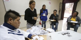 Los personeros- quienes generalmente son militantes o simpatizantes de los partidos- están habilitados a estar presentes durante el conteo de los votos. (Foto: GEC)