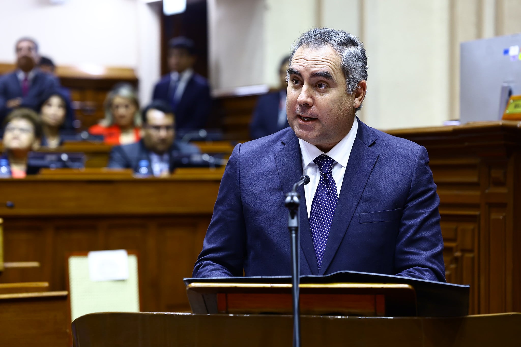 El ministro de Defensa informó que se acondicionan centros de retención temporal para quienes permanezcan en el país sin documentación. (Foto: Congreso)