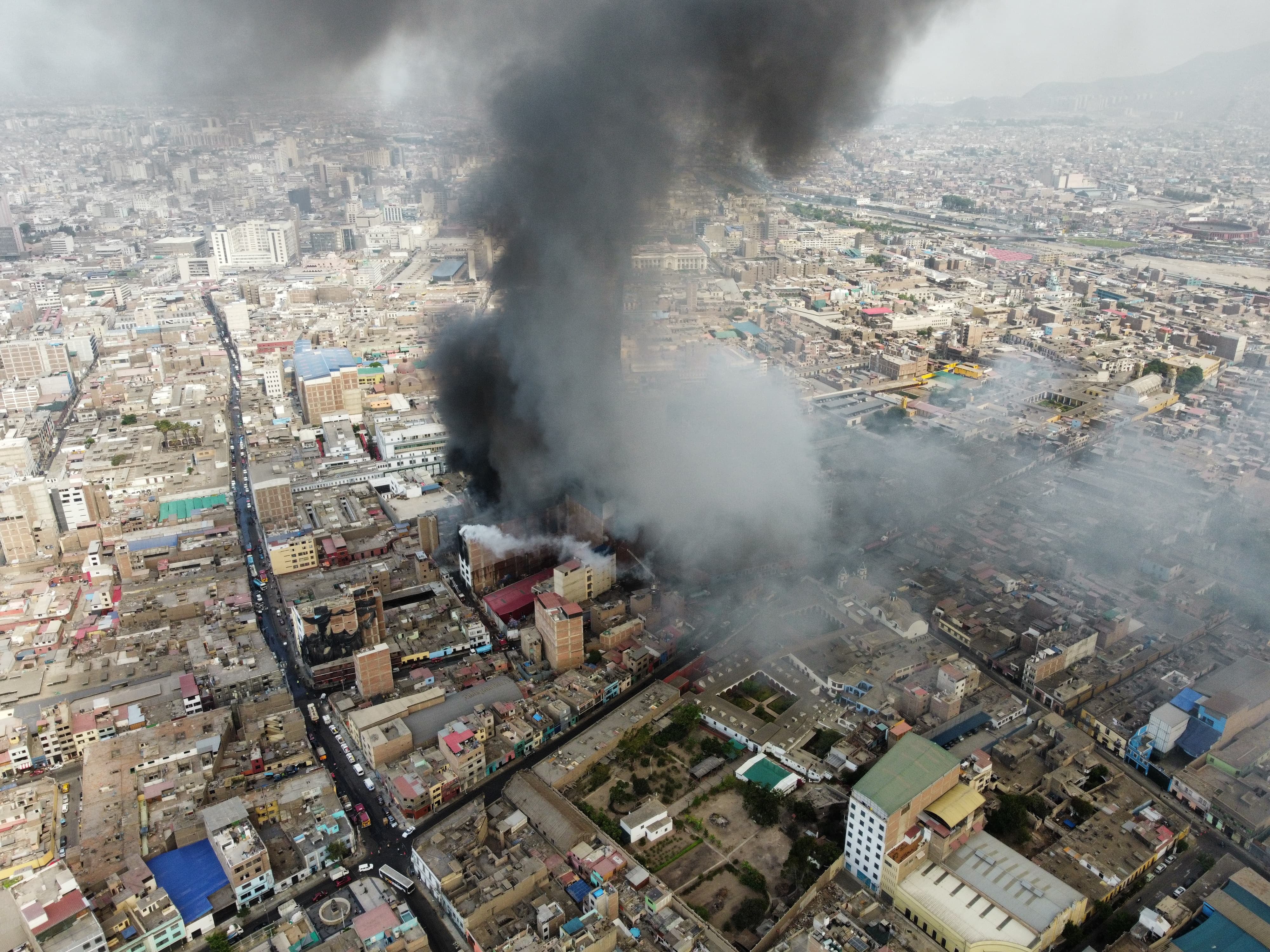 Según Carlos Gallardo, brigadier de los bomberos, el incendio fue confinado, pero tendrán que trabajar por lo menos 6 horas más. (Foto: Julio Reaño | GEC)