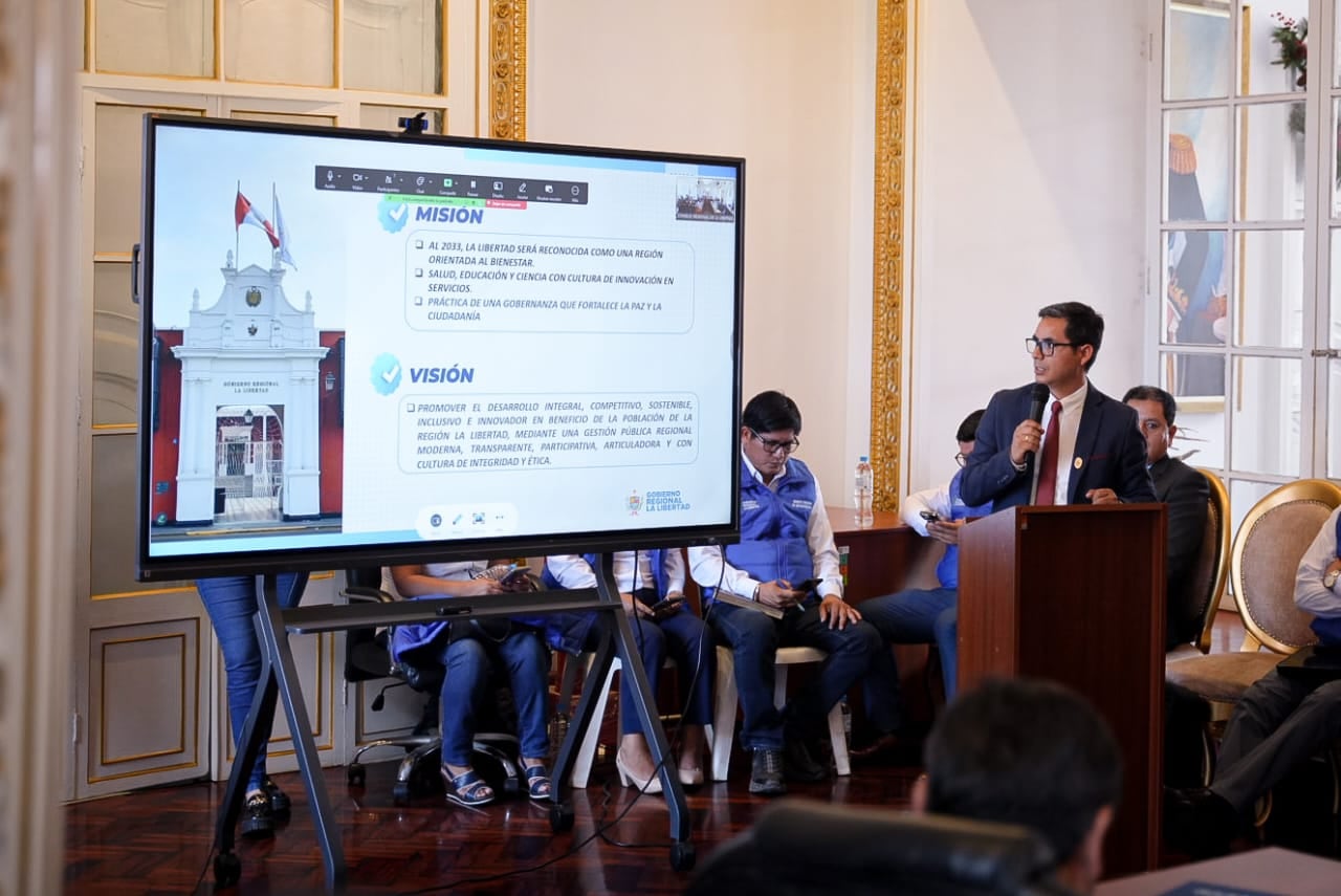 Gerente general del Gobierno Regional La Libertad, Rogger Ruiz, reveló que cesaron de sus cargos a seis funcionarios, tras los escándalos por presuntas irregularidades en millonarias licitaciones, y anunció la designación de nuevo encargado de esa área. También dijo que implementarán “Iso Anticorrupción”.