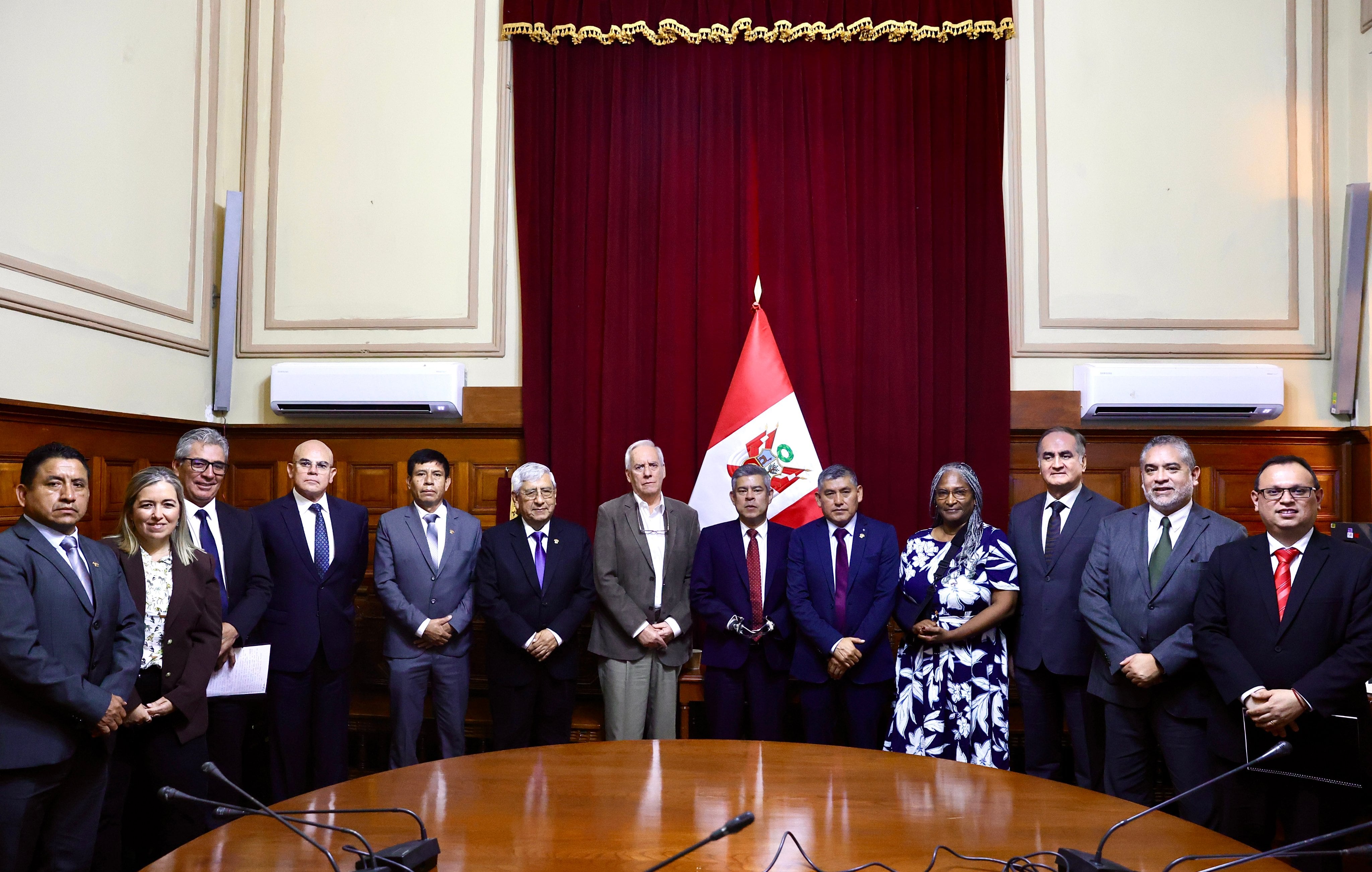 El premier Luis Galarreta se reunió con la bancada de Buen Gobierno de la Cámara de Diputados.