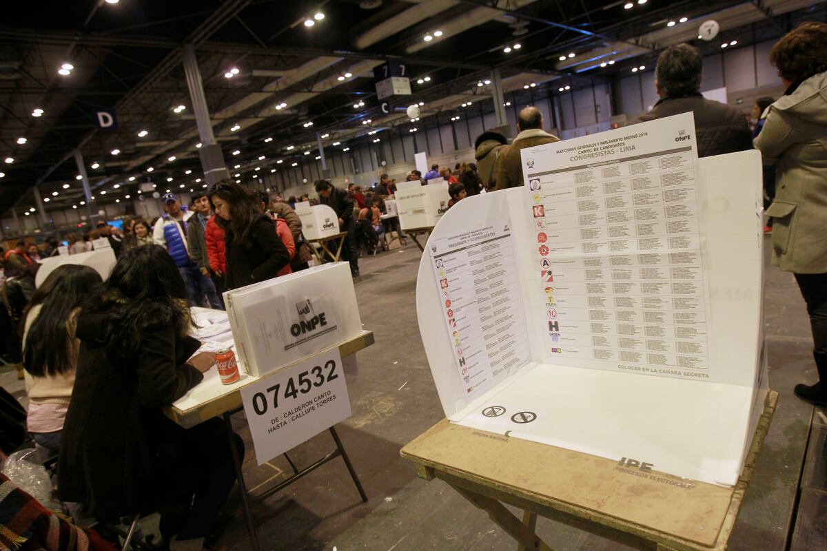 La Comisión de Constitución aprobó un dictamen que modifica la Ley Orgánica de Elecciones para permitir la difusión de encuestas hasta tres días antes de los comicios. La medida busca adecuar la norma al entorno digital y reforzar la transparencia informativa. (Foto: EFE)