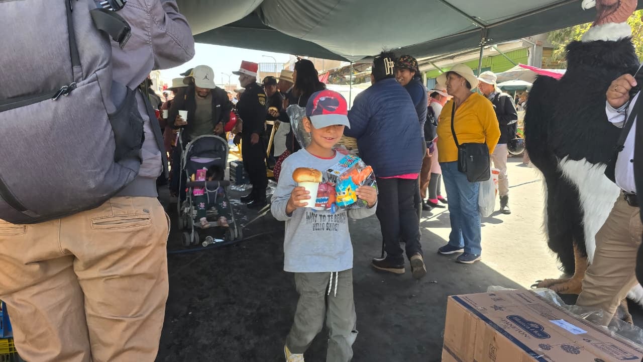 Gran Chocolatada en mercado mayorista de Río Seco, Cerro Colorado. (Foto: Yunsu Pariapaza/@photo.gec)