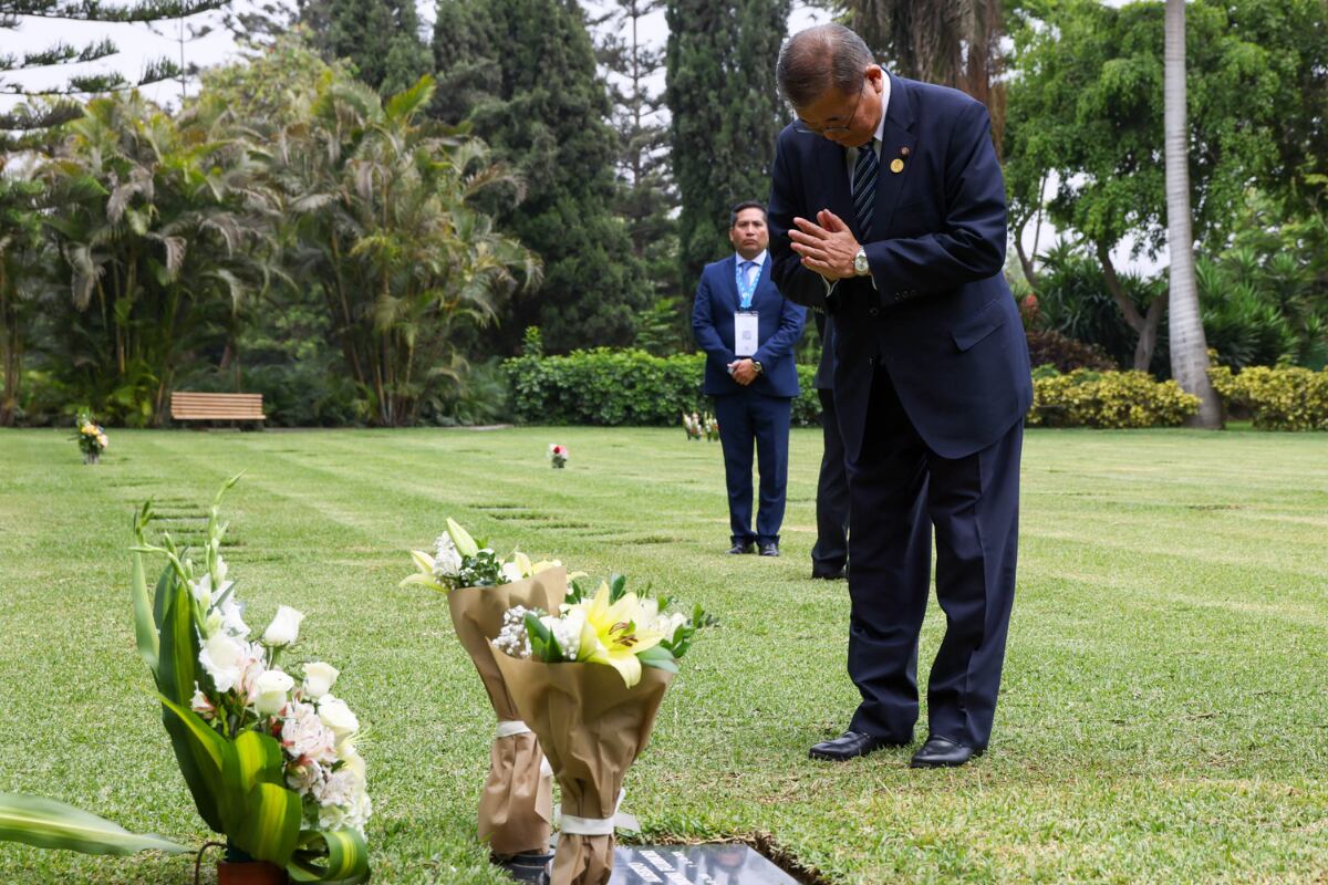 Depositó flores blancas y realizó una oración en memoria del exmandatario.