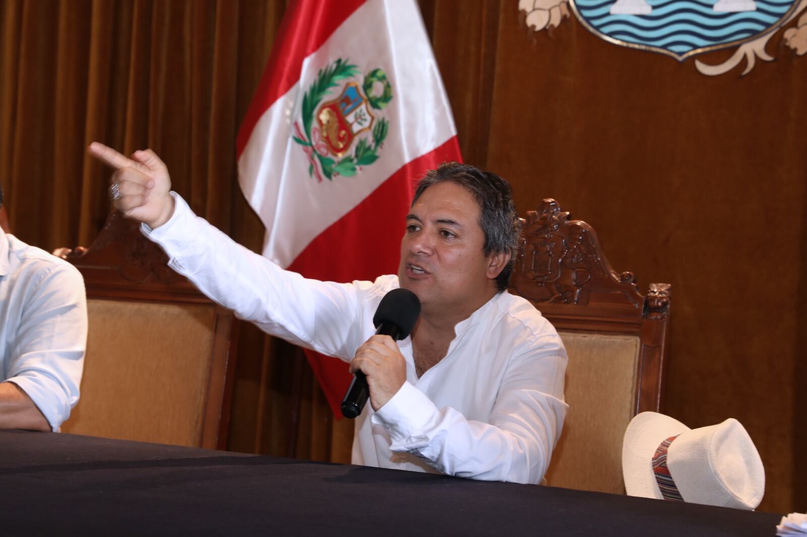 Ahora se espera que fijen fecha para la audiencia de vista la causa, lo que sería en 15 días. Allí escucharán los informes orales de las partes para finalmente resolver el futuro del burgomaestre.