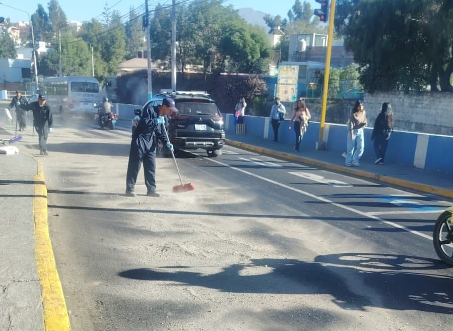 Derrame de líquido en Av. Juan de la Torre pone en riesgo a conductores de Arequipa