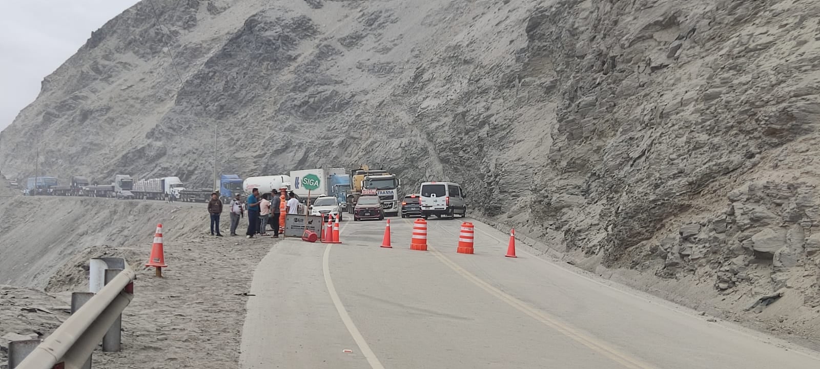 Derrumbe de rocas en Atico bloqueó un tramo de la Panamericana Sur, en Arequipa. Foto: PNP.