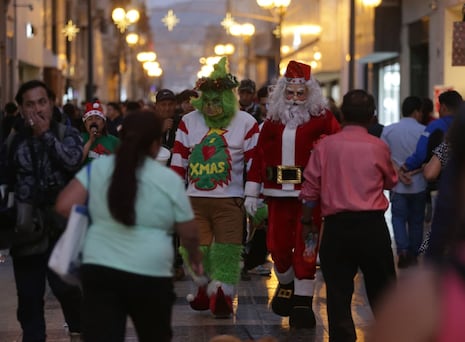 Familias recorren el Centro de Lima a pocas horas de la Navidad (FOTOS)