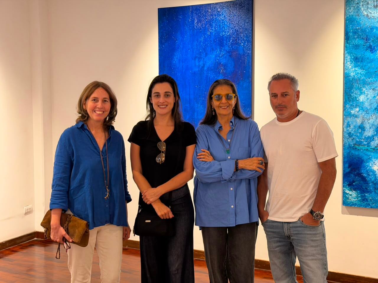 La exposición colectiva, curada por Belinda Tami, propone distintas miradas sobre Lima a partir del azul, el paisaje urbano, la memoria y la relación entre ciudad y habitantes.