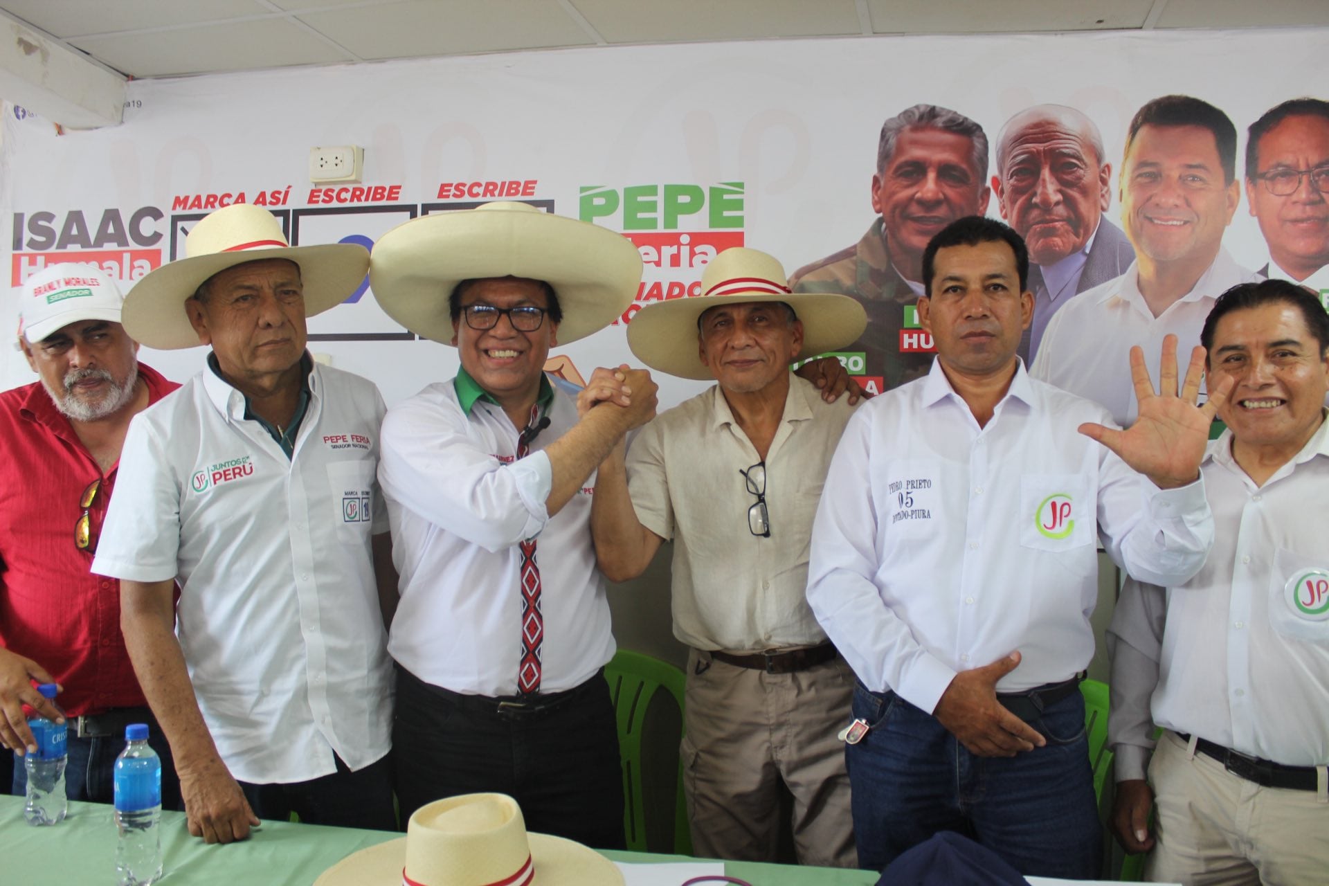 Roberto Sánchez junto a Antauro Humala en una actividad en Piura. (Foto: Facebook Roberto Sánchez)