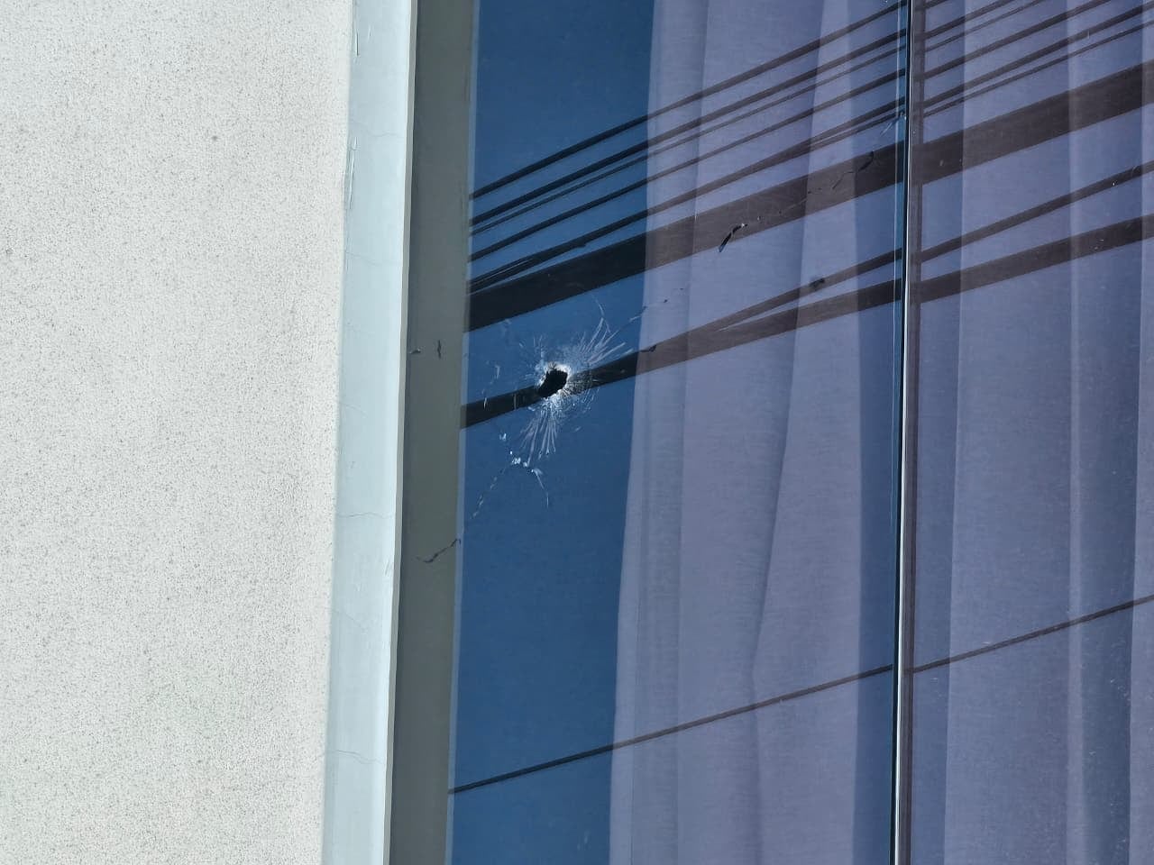 Los hombres llegaron al inmueble de Cerro Juli en José Luis Bustamante y Rivero en una motocicleta y dispararon