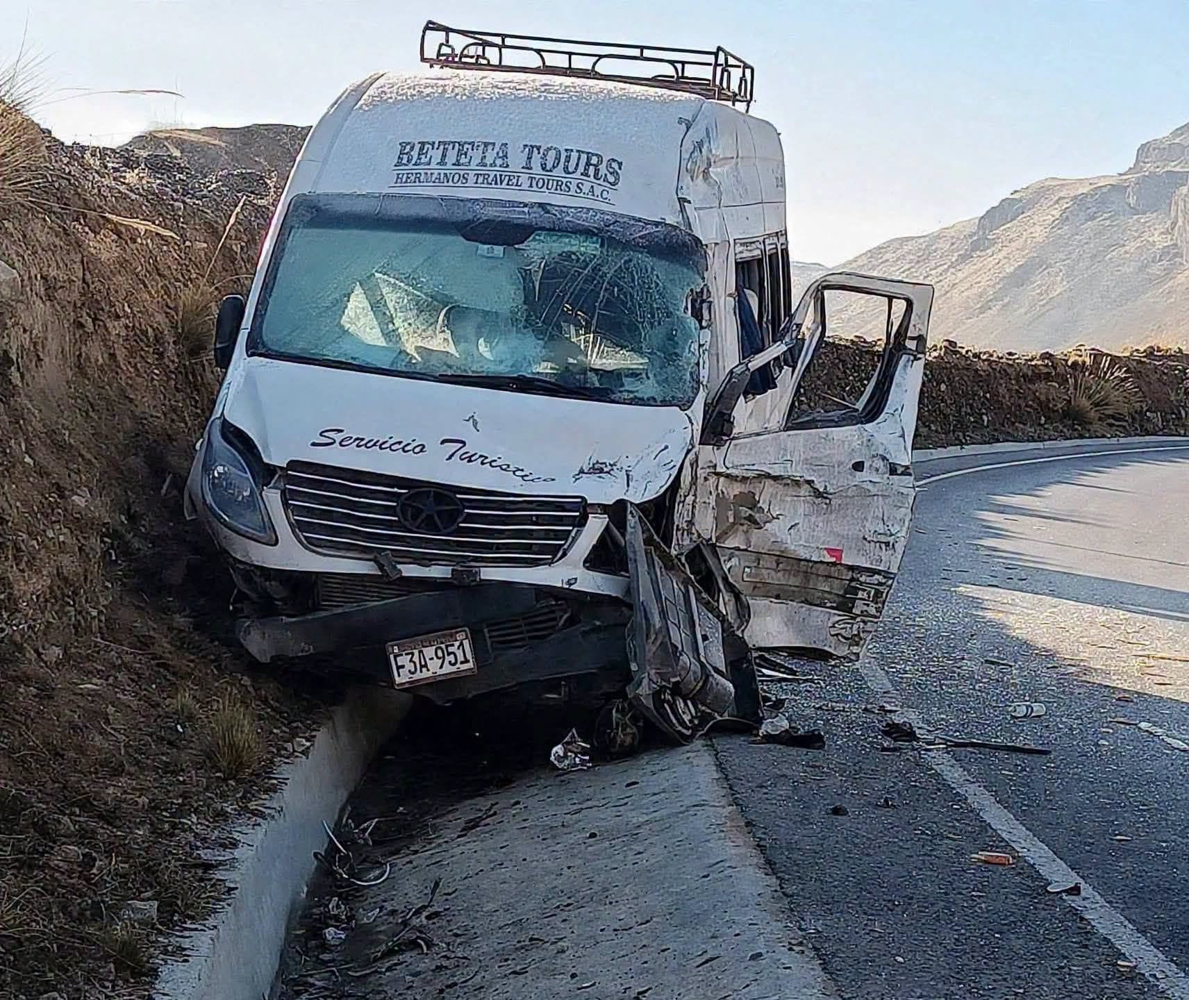 Pasco: choque entre miniván y tráiler deja un fallecido y seis heridos