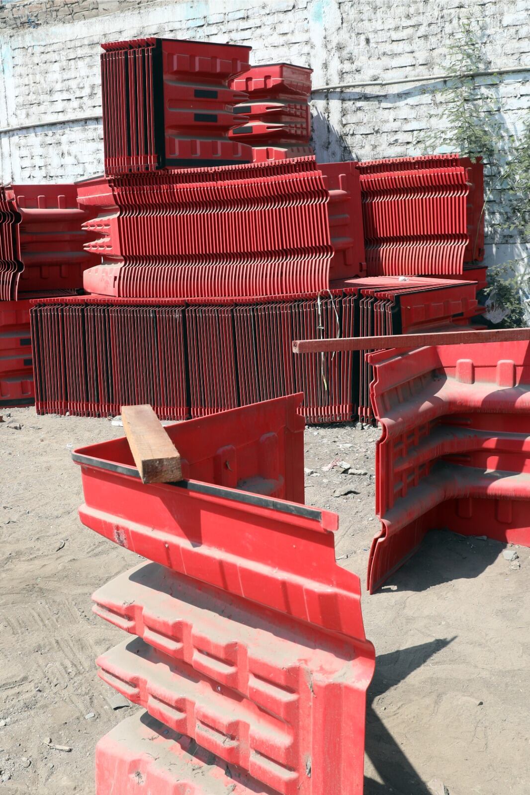 “Más de tres millones de soles le costó a los trujillanos esta compra”, manifestó el alcalde Mario Reyna. Los canalizadores se deterioran en un almacén de la comuna.