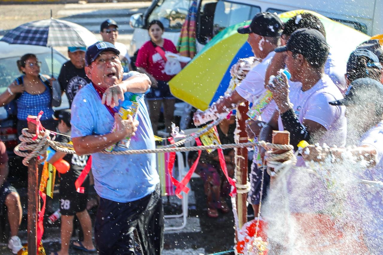 Hubo juegos con agua, espuma, pintura, disfraces y comparsas. (Foto: Difusión)