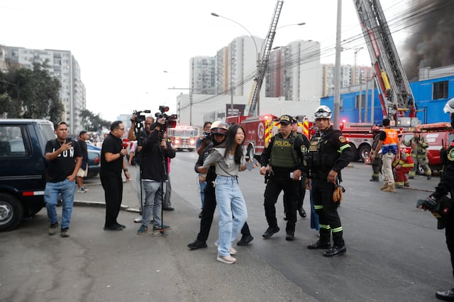 Cercado de Lima: Voraz incendio en almacen de plásticos fue controlado por los bomberos