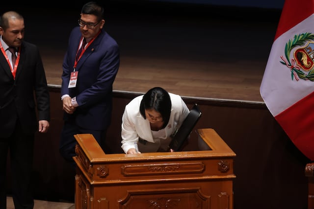 Keiko Fujimori recibió sus credenciales del JNE