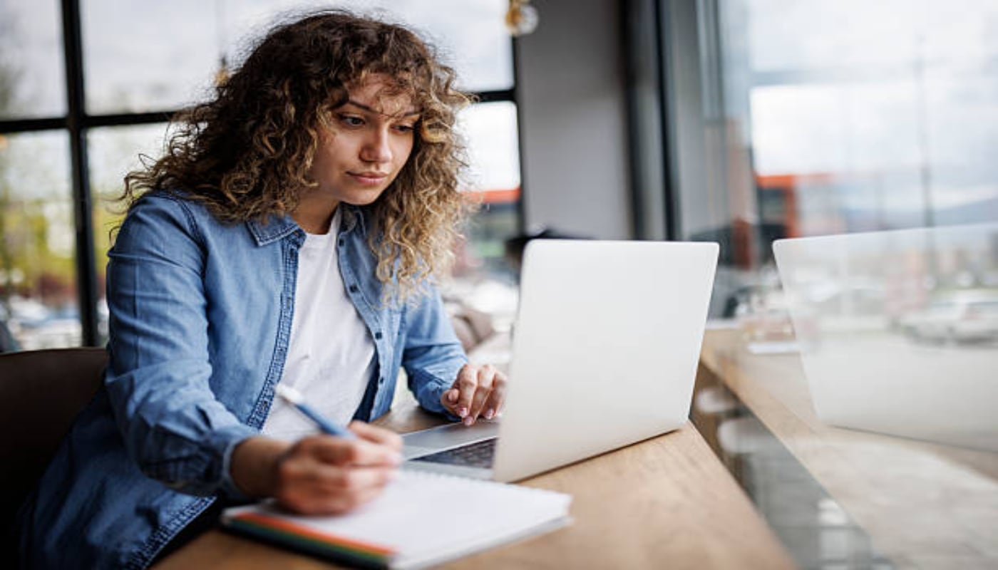 Ciudadanos pueden complementar el análisis de propuestas electorales con herramientas de inteligencia artificial que permiten comparar planes de gobierno y detectar desinformación.