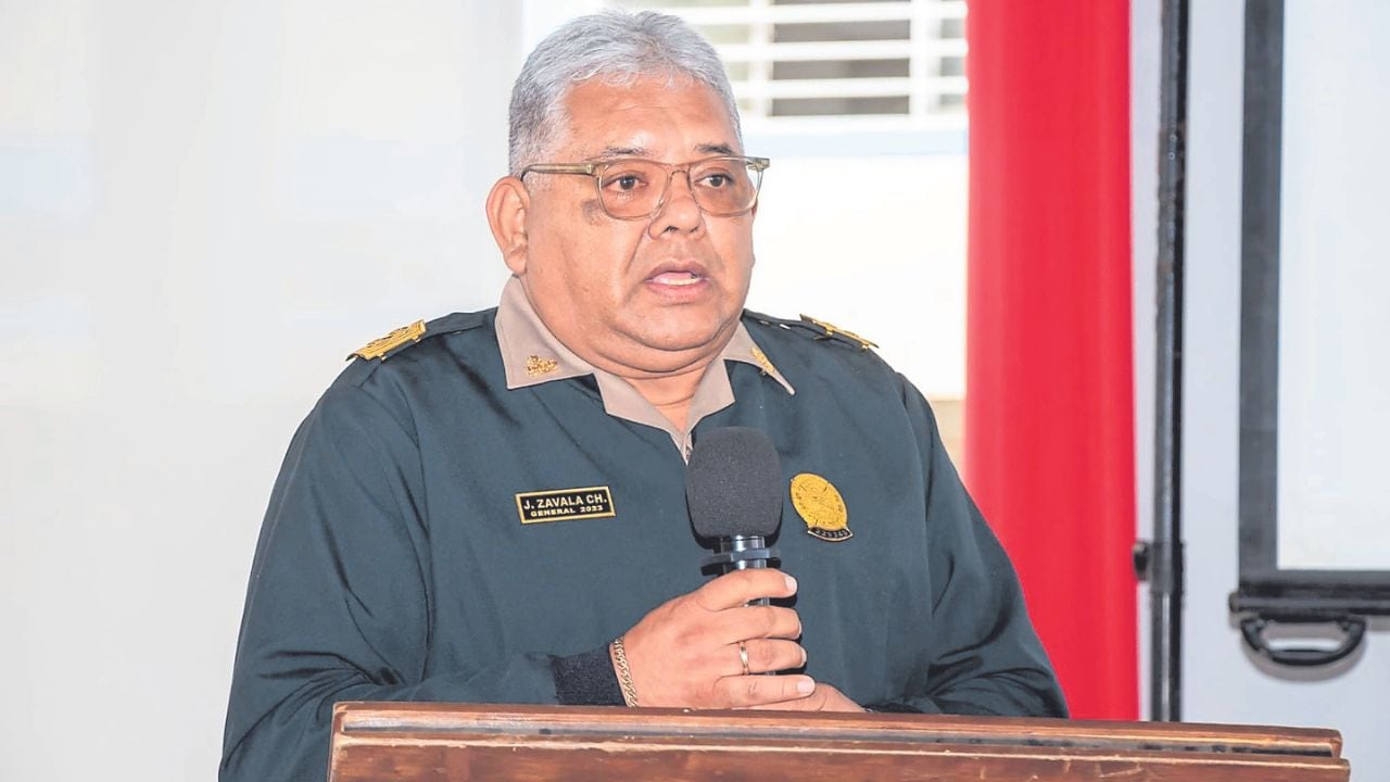 El general José Zavala Chumbiauca aseguró que parlamentario le dijo que no debía “chocar” con las empresas de telefonía.