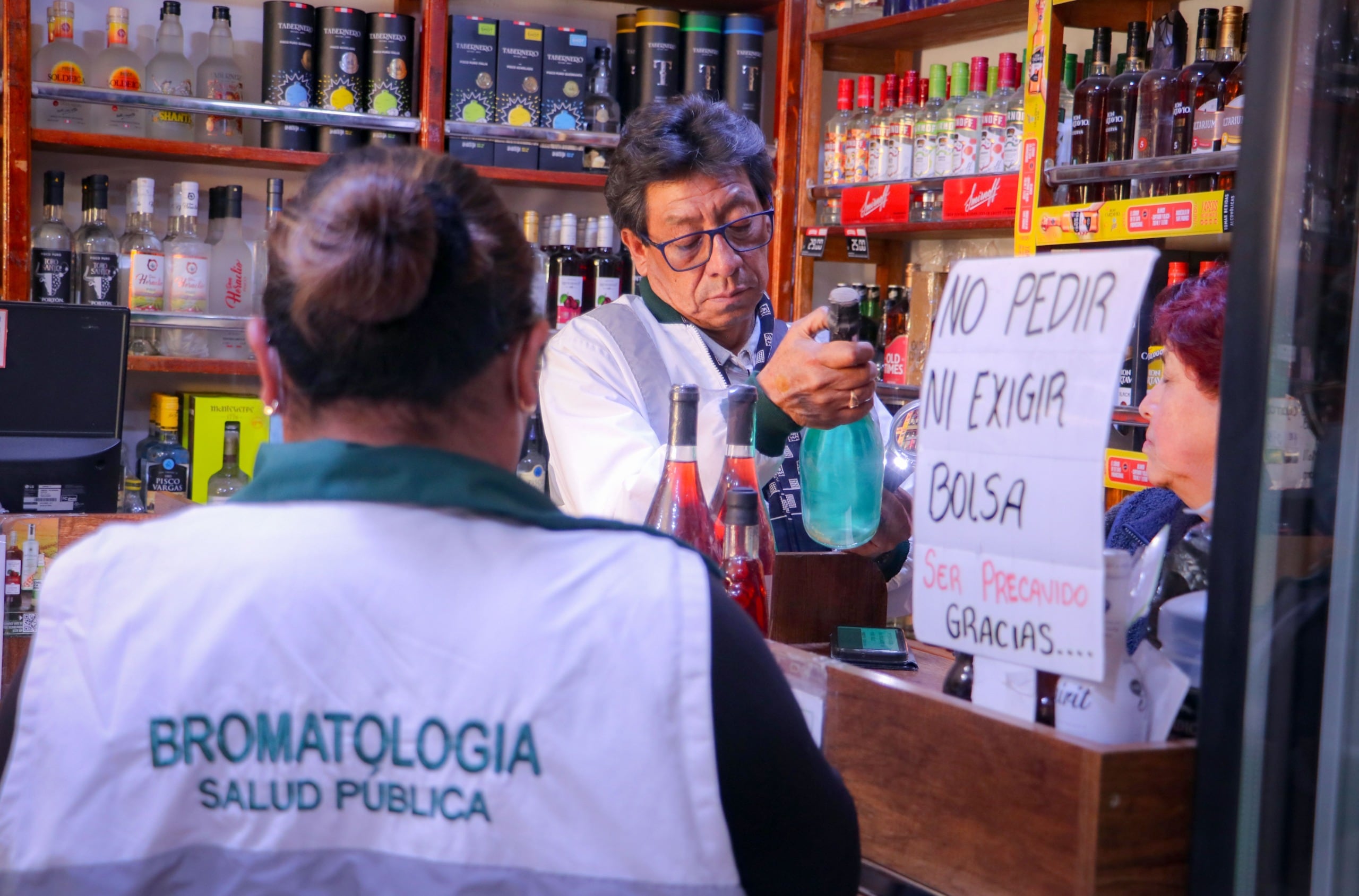 Huancayo multa a licorería Arbet por vender bebidas con registros sanitarios falsos (y etiquetas con más talento que curriculum)