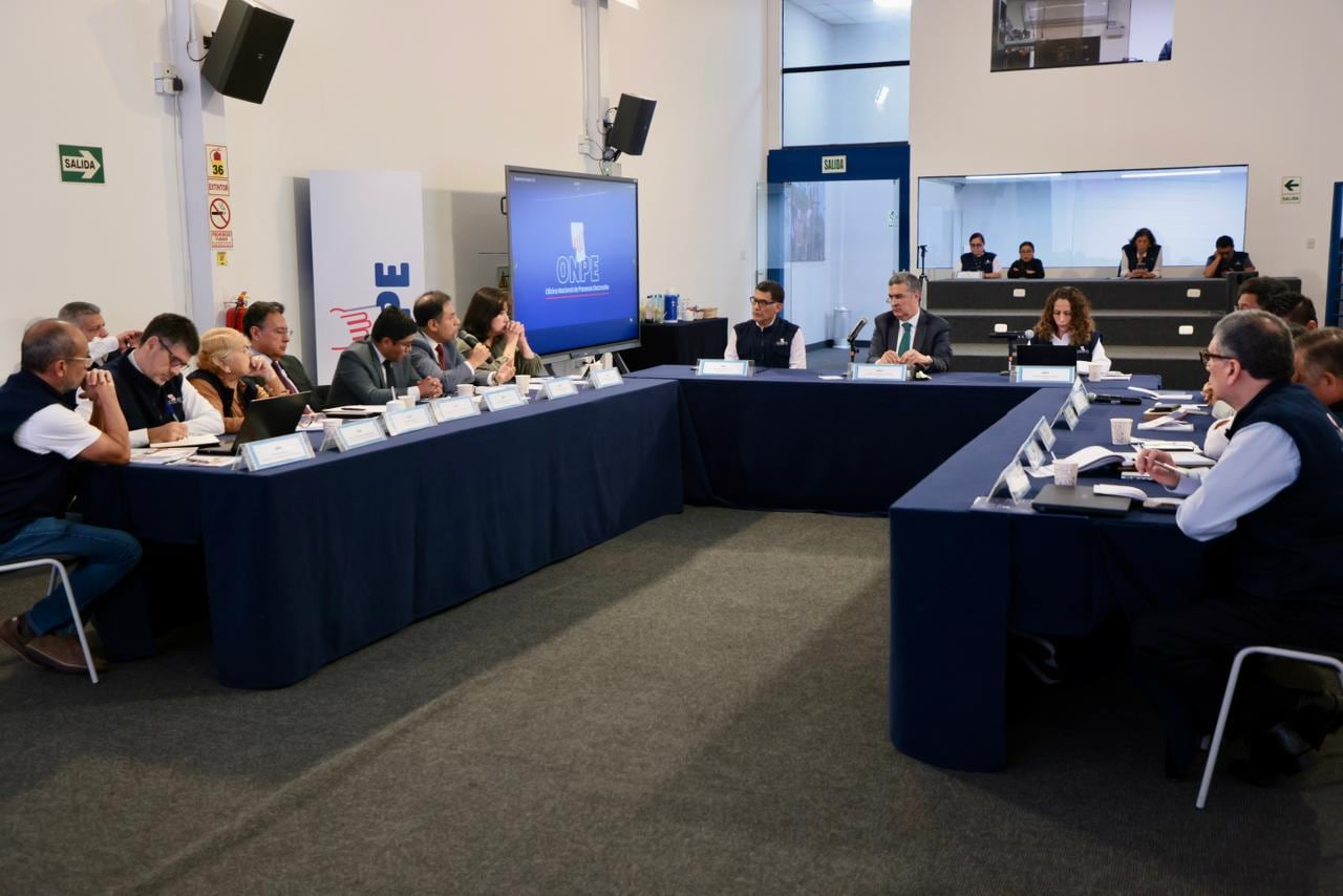 El jefe interino de la ONPE, Bernardo Pachas, y funcionarios de la institución sostuvieron una reunión con los representantes de Fuerza Popular y Juntos Por El Perú para informar sobre las acciones y medidas previstas para la SEP2026.