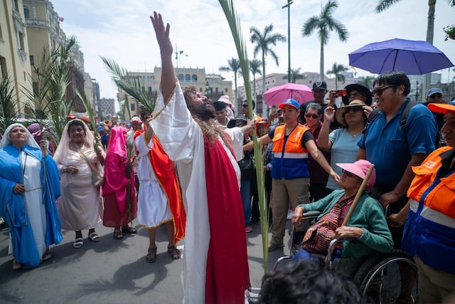 Domingo de Ramos: fieles y el Cristo Cholo recorren la Catedral y Plaza de Armas de Lima. (Fotos: Paloma del Solar/GEC)
