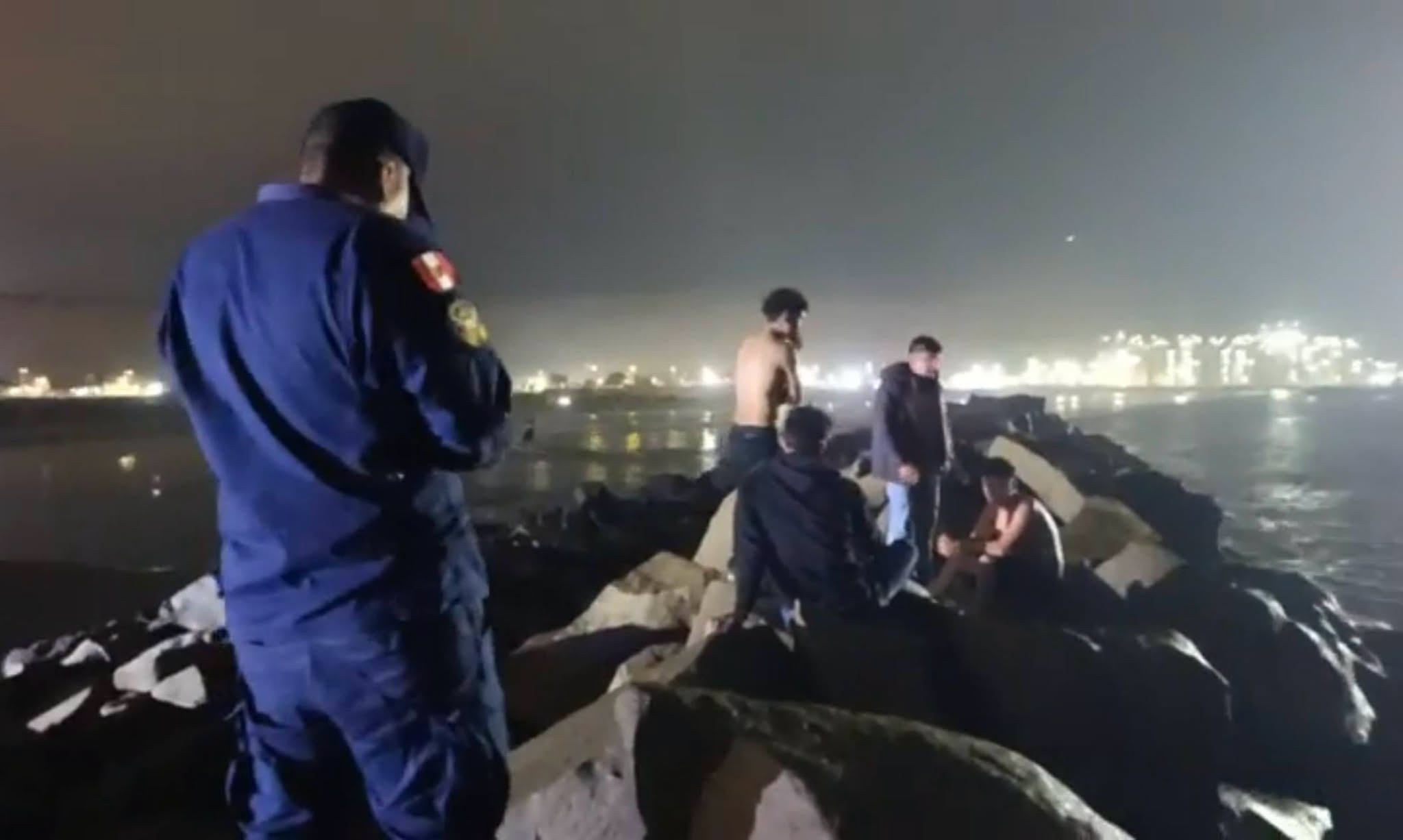 Agentes de la Policía Nacional, la Capitanía de Puerto de Salaverry y personal de Seguridad Ciudadana realizan labores de búsqueda.