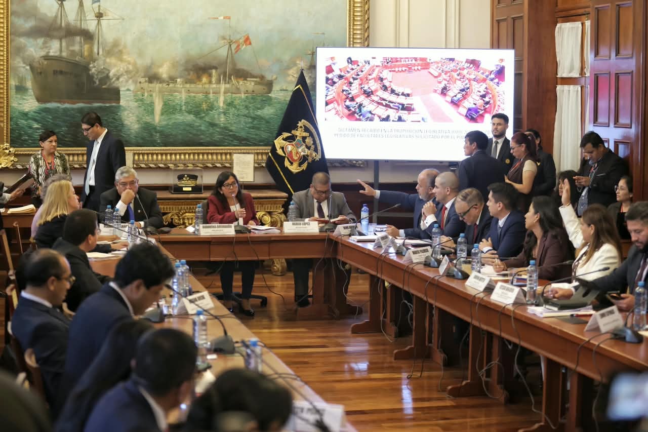 La Comisión de Constitución, Reglamento y Relaciones Exteriores de la Cámara de Diputados sesiona en la sala Miguel Grau para sustentar y debatir el dictamen sobre la delegación de facultades legislativas solicitadas por el Poder Ejecutivo Fotos: Joel Alonzo/ @photo.gec