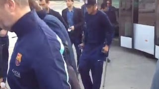Neymar regresó al Barcelona FC con muletas