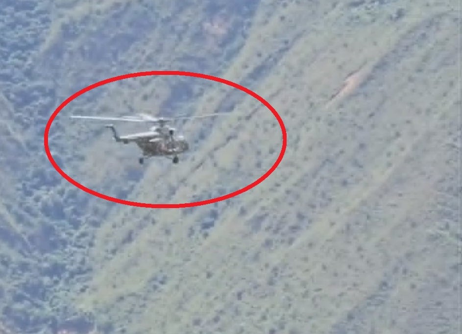 La presencia aérea forma parte de los operativos que se diseñan para seguir combatiendo a las bandas criminales que se internan entre las montañas.