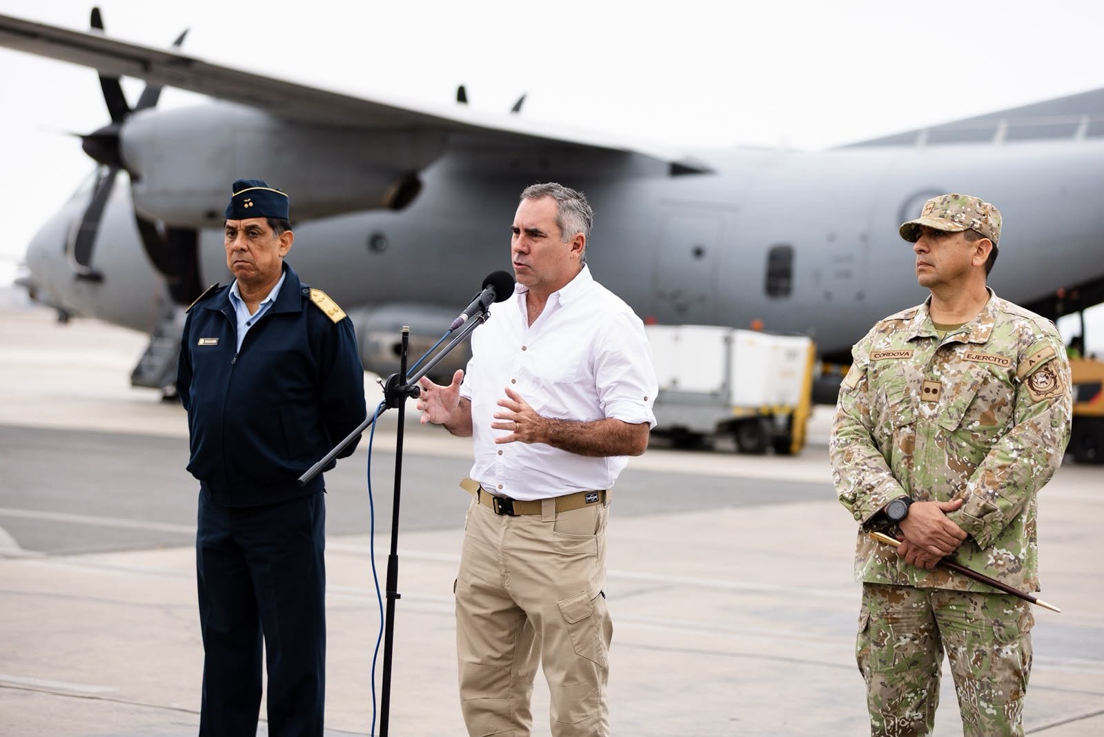 El ministro de Defensa aseguró que solo se acercó para verificar el estado físico y de salud de detenidos vinculados al secuestro de Jenss Marty Lara Tantaquilla y al asesinato de sus cuatro acompañantes. (Imagen: Mindef/X)