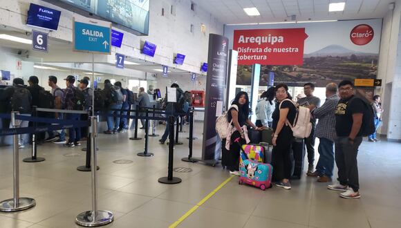 Pasajeros siguen esperando en el aeropuerto internacional Alfredo Rodríguez Ballón. (Foto: GEC)