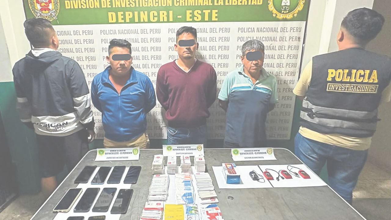 Policía detuvo a tres presuntos integrantes de esta banda. Cayeron con 13 celulares y 676 tarjetas SIM