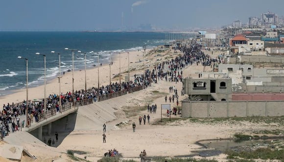 Palestinos desplazados que intentan huir de la franja de Gaza caminan (Foto: EFE/MOHAMMED SABER)
