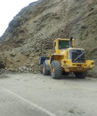 Derrumbe en la Panamerica Sur y cierran tránsito para la limpieza de escombros