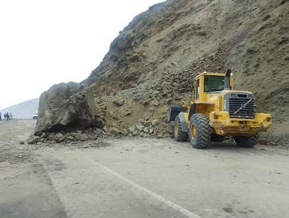 Derrumbe en la Panamerica Sur y cierran tránsito para la limpieza de escombros
