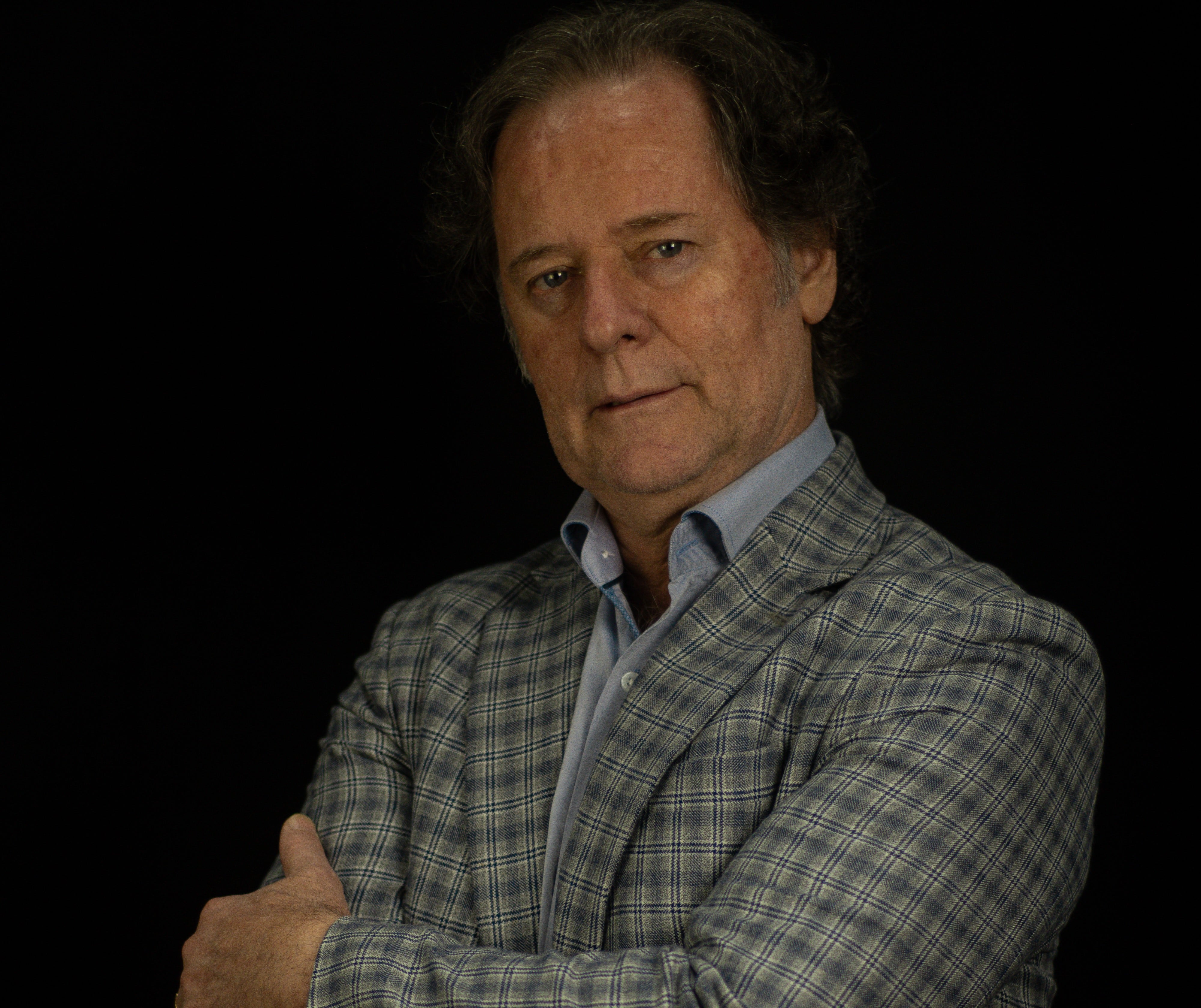 Además de su labor en "Perdóname", Javier Valdés estrena la obra "El invierno del sol".