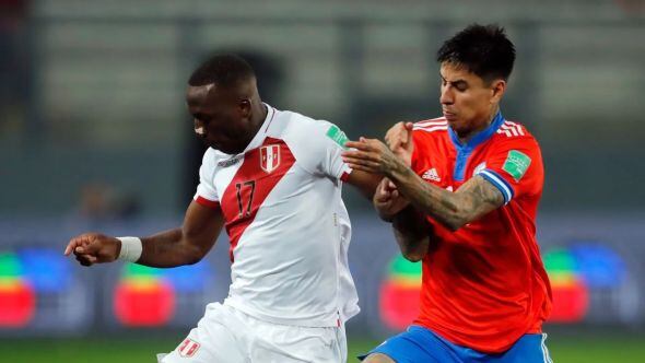 Perú vs. Chile se enfrentan por las Eliminatorias 2026. (Foto: AFP)