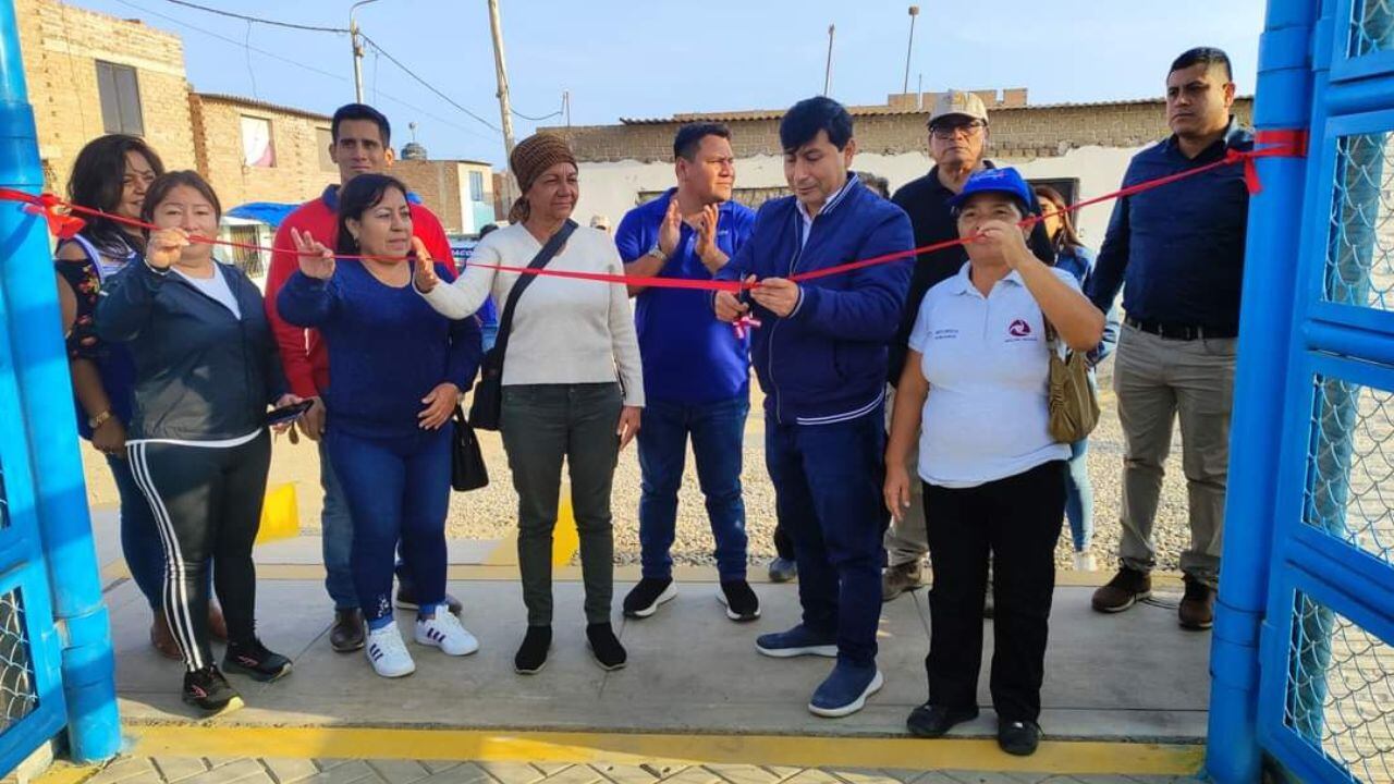 El alcalde de Huanchaco, Efraín Bueno, inauguró moderno campo deportivo en este sector.