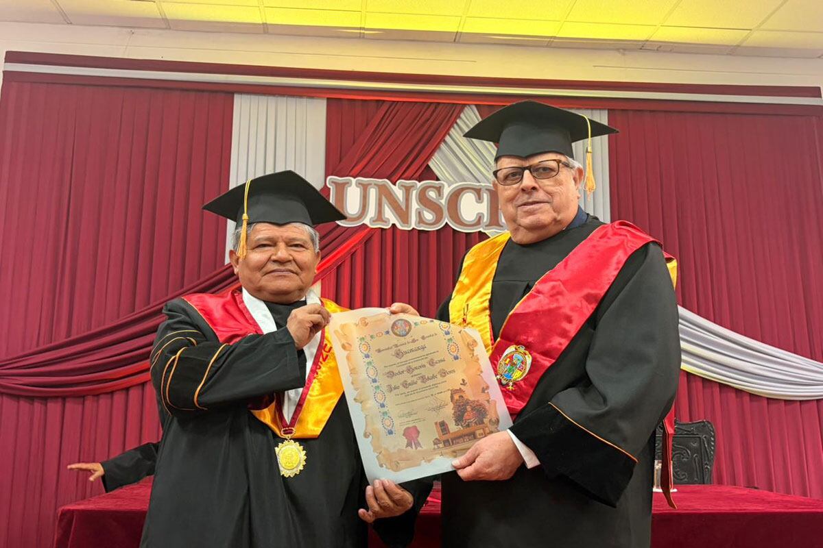 Julio Velarde fue condecorado ayer por la mañana en la Universidad Nacional San Cristóbal de Huamanga. (Foto: UNSCH).