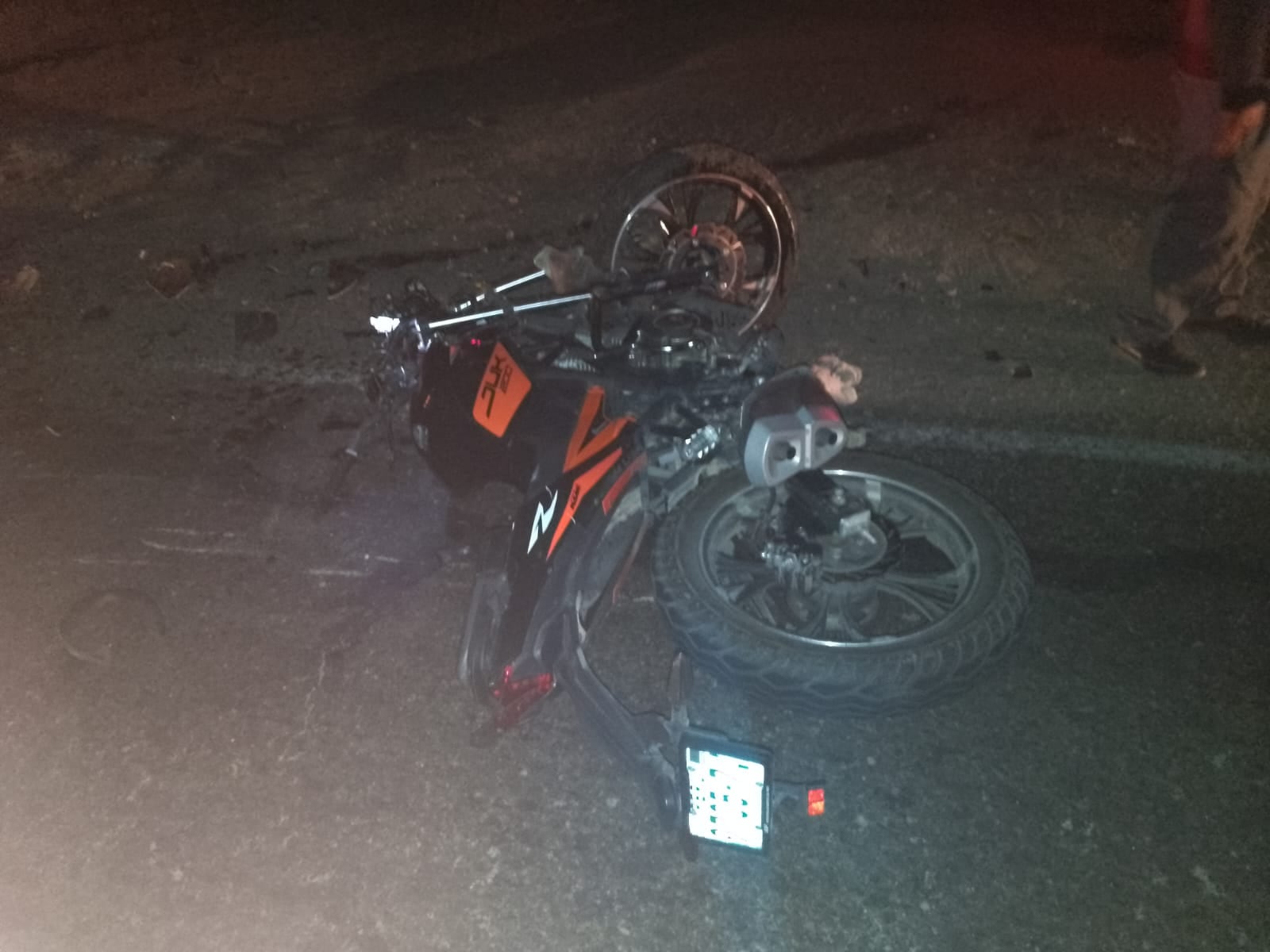 Motocicleta quedó tirada a un lado de la vía penetración a Arequipa. (Foto: Difusión)