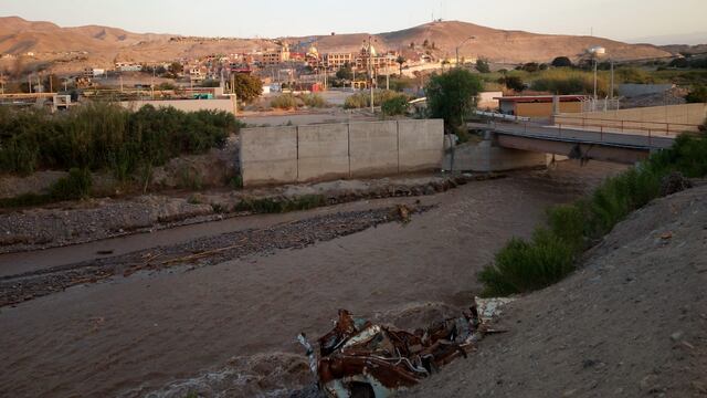 Río Locumba se desborda e interrumpe vías