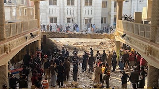 Al menos cien muertos tras el atentado contra la Policía en una mezquita en Pakistán