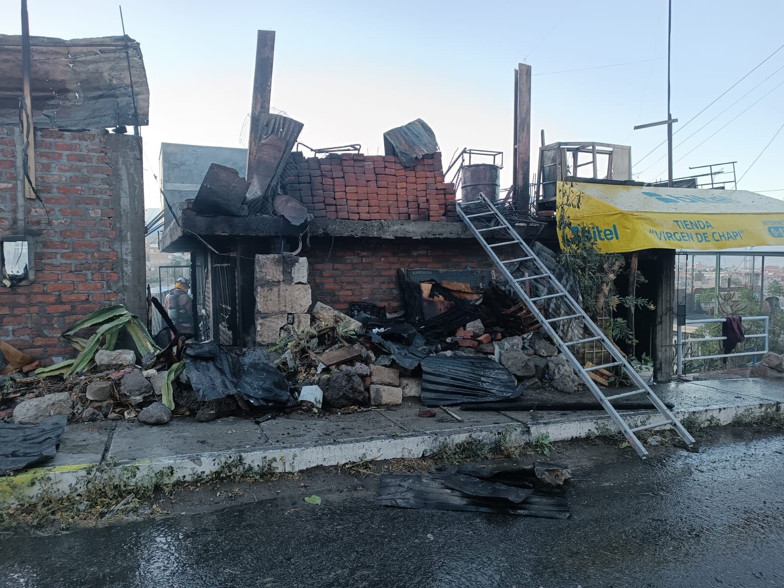 Incendio en la parte alta de Cayma deja sin hogar a familia de recicladores. (Foto: GEC)