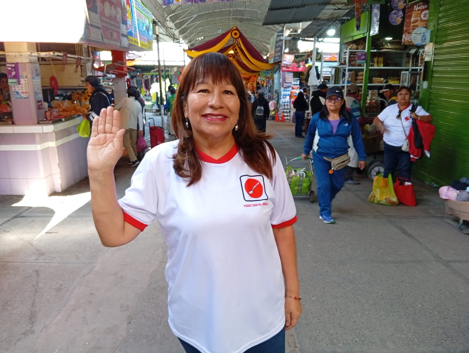 Marisol Herrera desarrolla una ardua campaña en sectores populares como el mercado Grau. (Foto: Adrian Apaza)