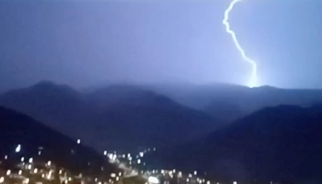 Videos difundidos por residentes registraron la intensa lluvia y las descargas eléctricas que se presentaron durante la noche. FOTO: CAPTURA DE TV
