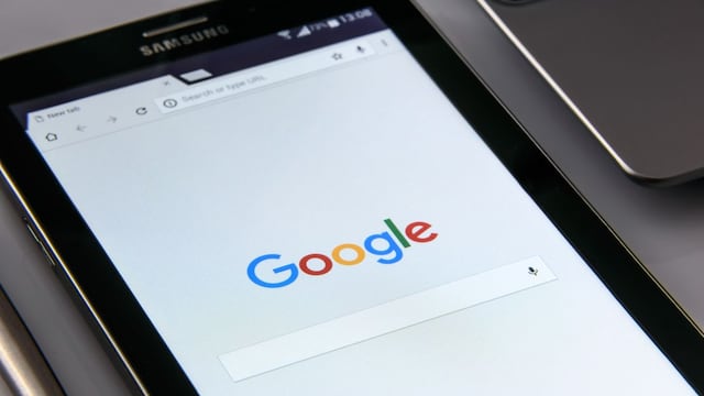 Rusia acusa a Google de difundir “fake news” sobre Ucrania y le prohíbe hacer publicidad
