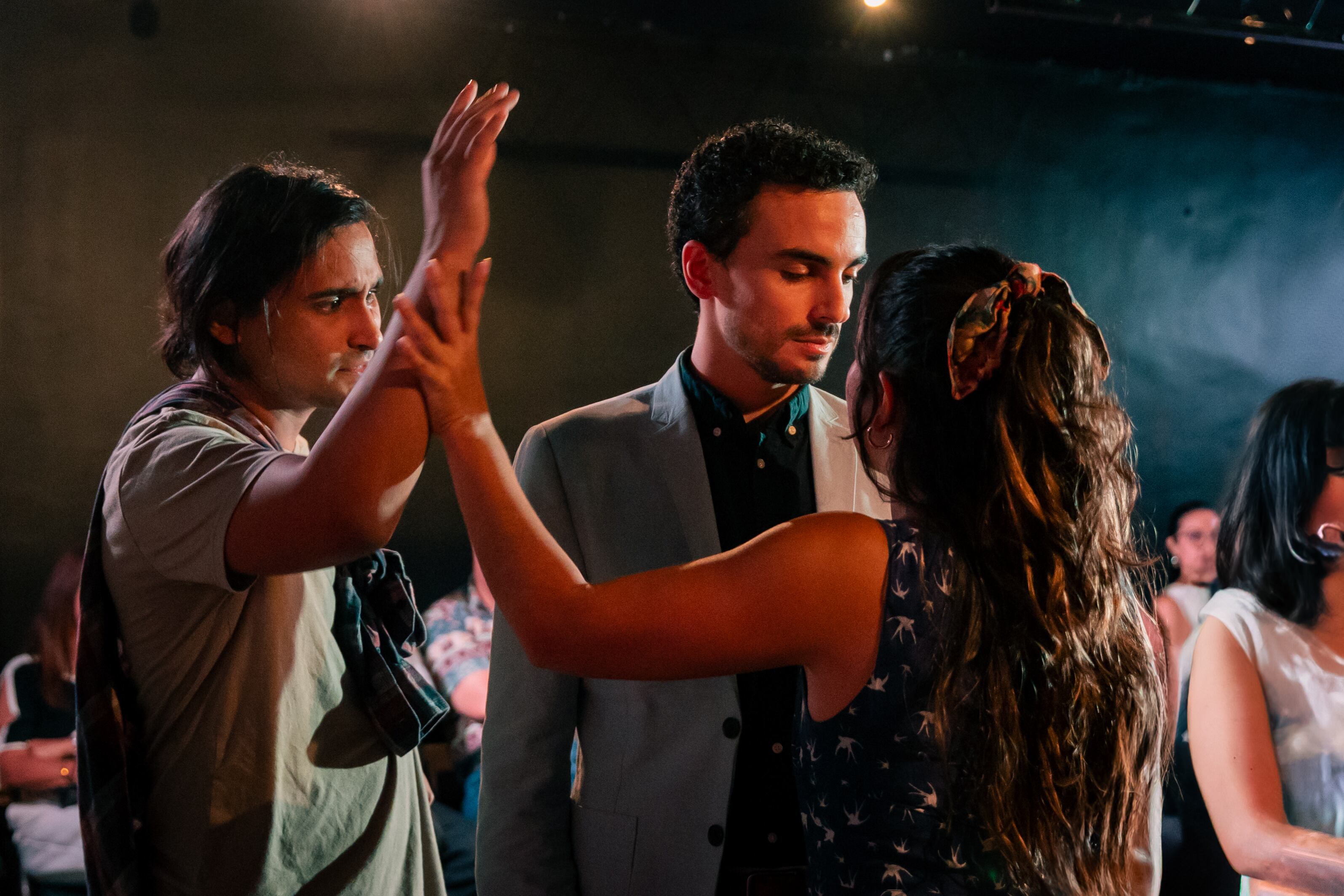 La obra argentina sigue cuestionando la sociedad con una historia cargada de humor y verdad.